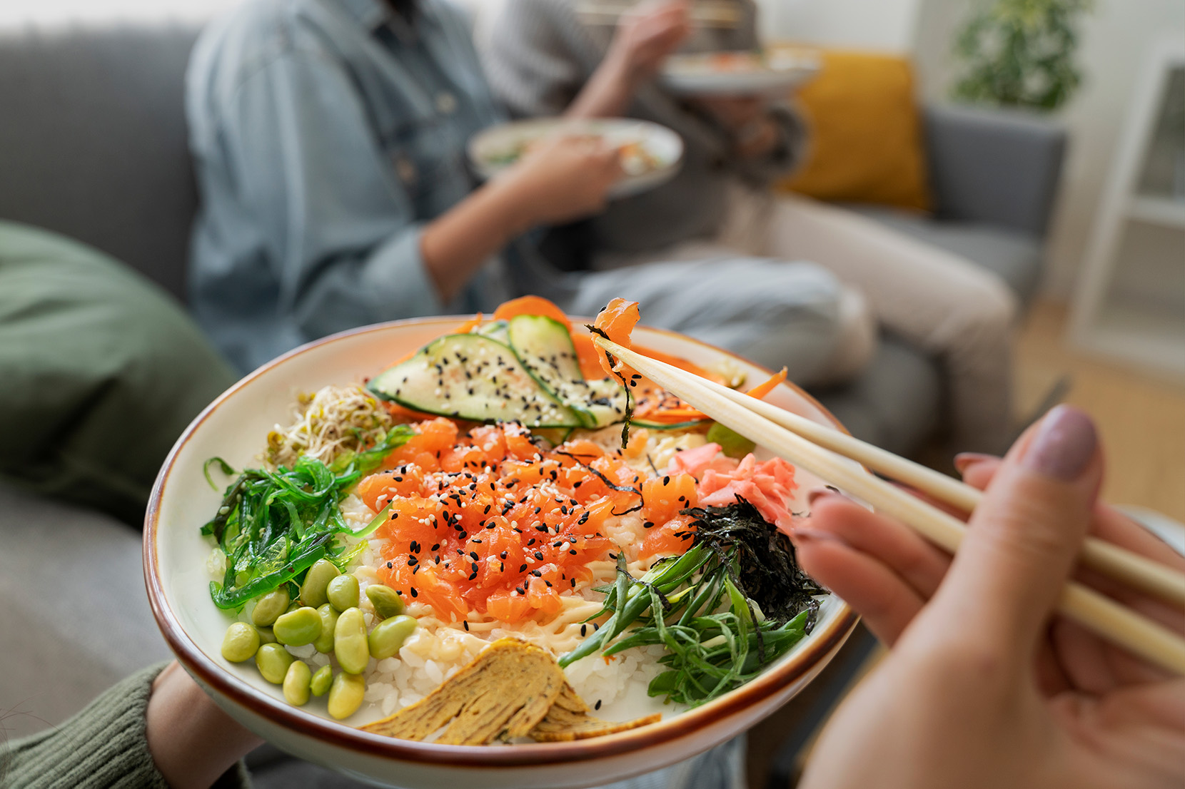 kamarádi-spolu-jedia-poke-bowl